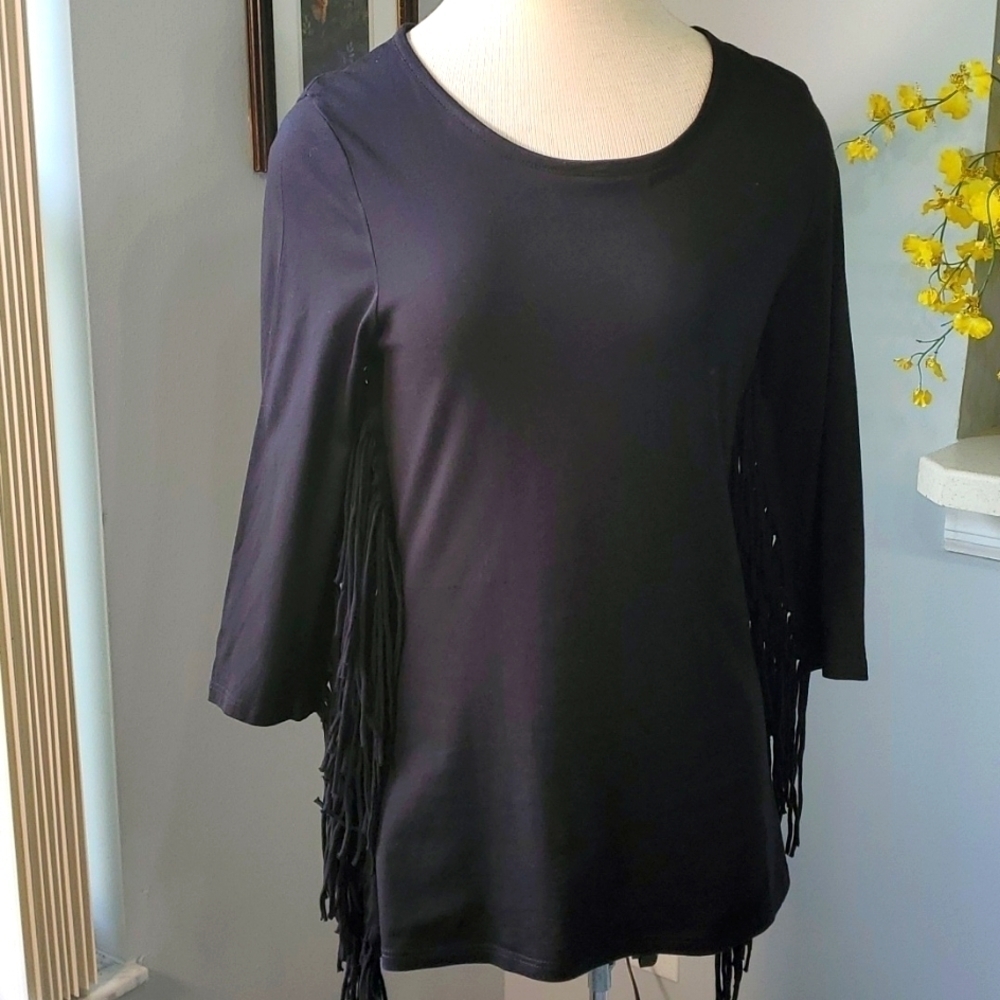 CHA CHA VENTEblack top. Size‎ small. Sleeves and down are fringed.